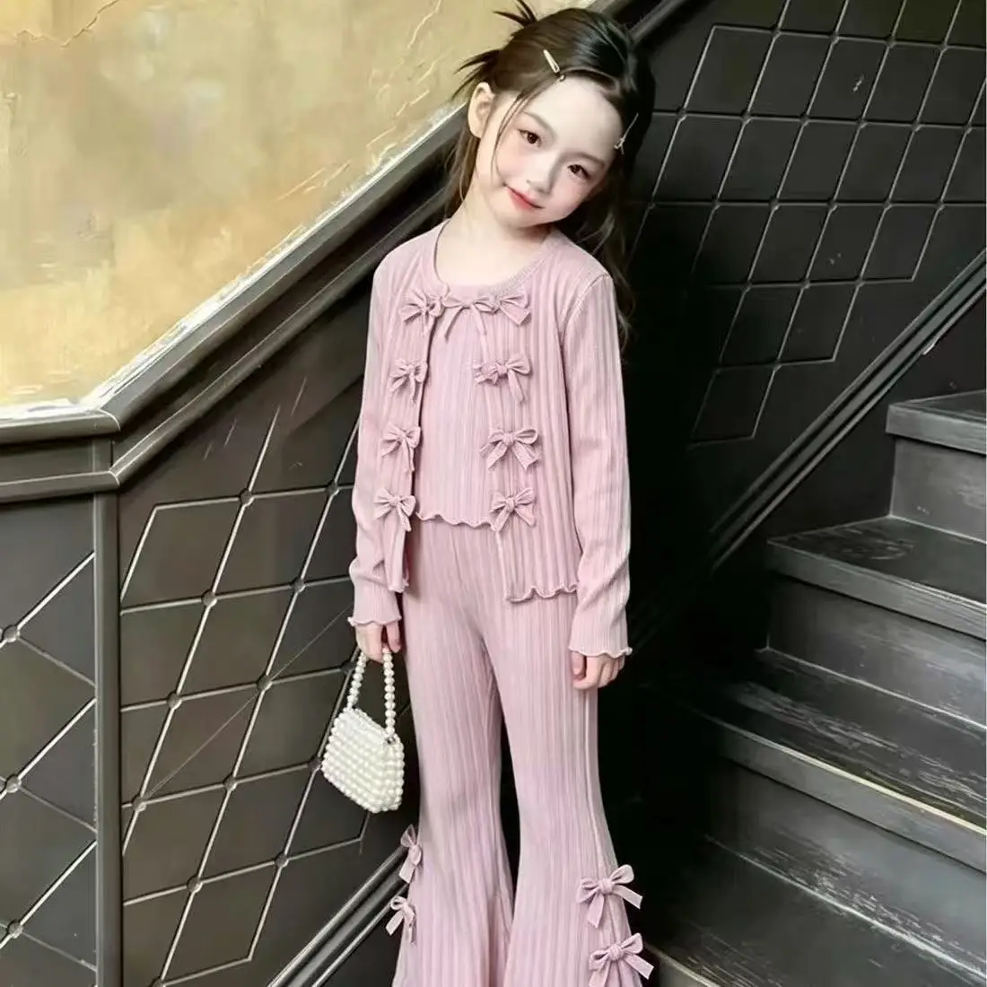 Conjunto de Niña Otoño 2026, Nuevo Conjunto de 3 Piezas de Moda Infantil con Lazo, Pantalones de Campana con Cuello Abierto a Rayas Rosas Dulces