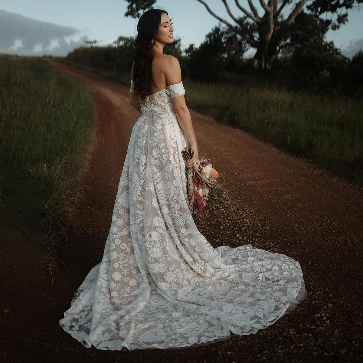 Gaun pengantin buatan kustom Bohemian bahu terbuka gaun pesta pernikahan feminin renda bunga bordir garis A Sweetheart