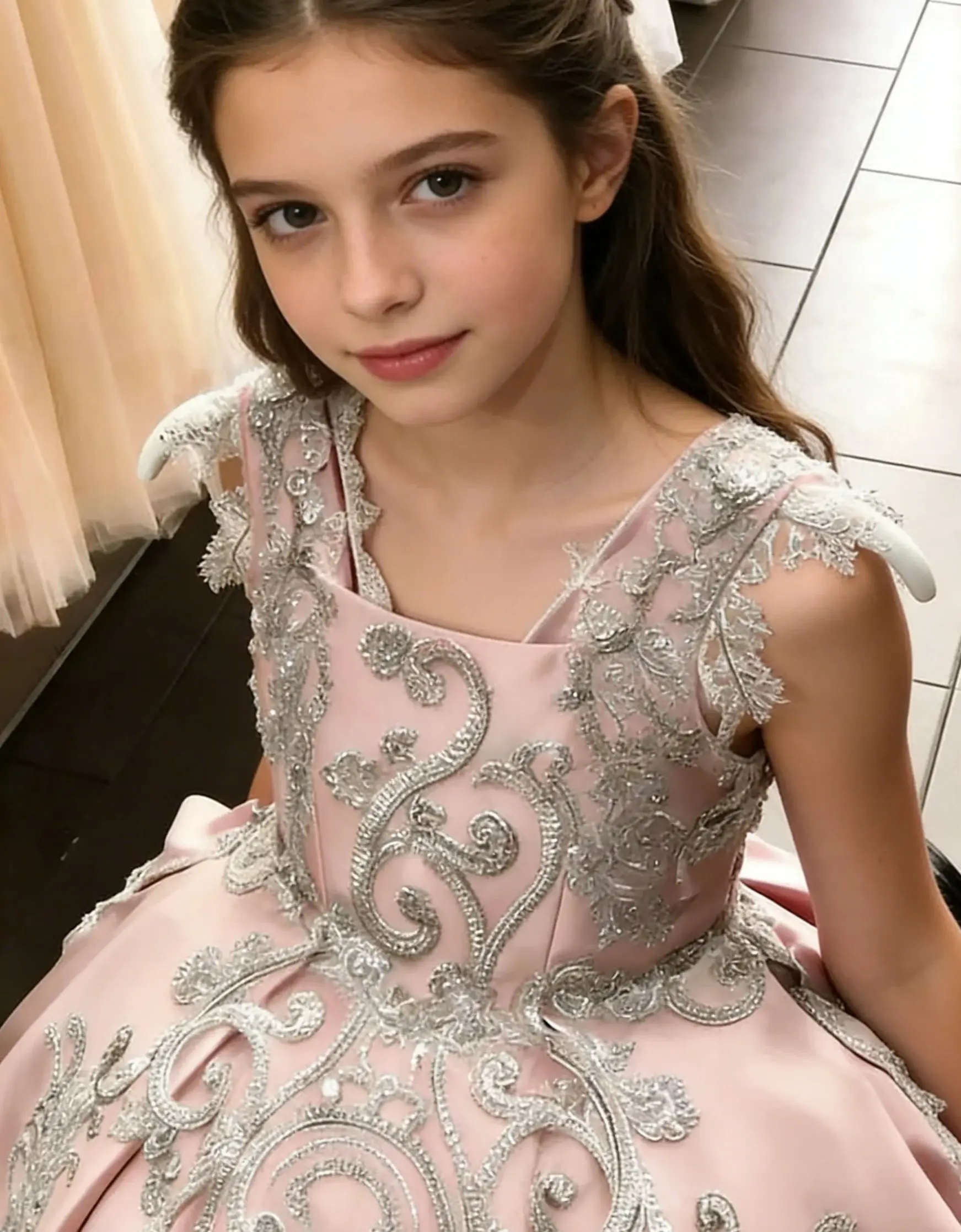 Elegant Customized Flower Girl Dress For Wedding Sleeveless Appliques Floor Lenght Kids Birthday Party First Communion Ball Gown