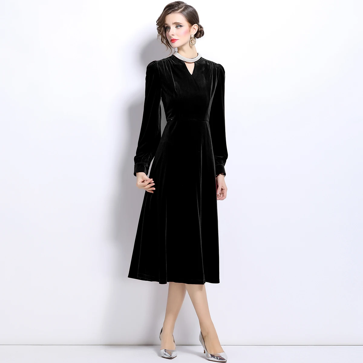 Vintage Women Pearls Beaded Stand Collar Velvet Midi Dress New Autumn Winter Sexy Hollow Out Long Sleeve Velour Party Clothes