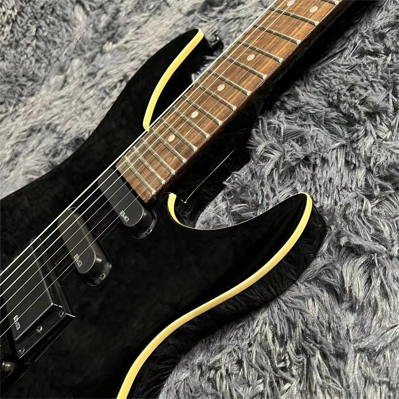 Headless Electric Guitar, Black Color, Mahogany Body, Rosewood Fingerboard, Floyd Rose Tremolo Bridge, High Quality