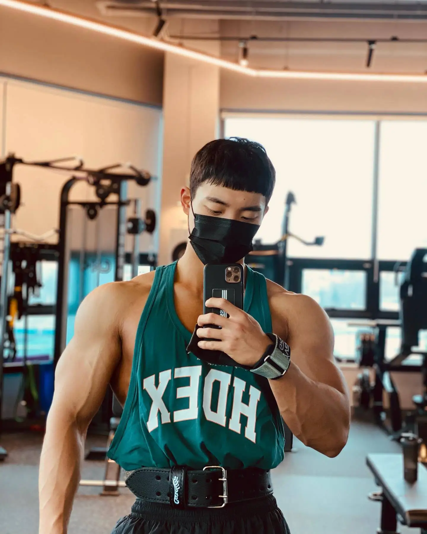 メンズ夏の新作フィットネスベスト通気性吸汗性伸縮性ノースリーブジムトレーニング服綿生地ワークアウトタンクトップ