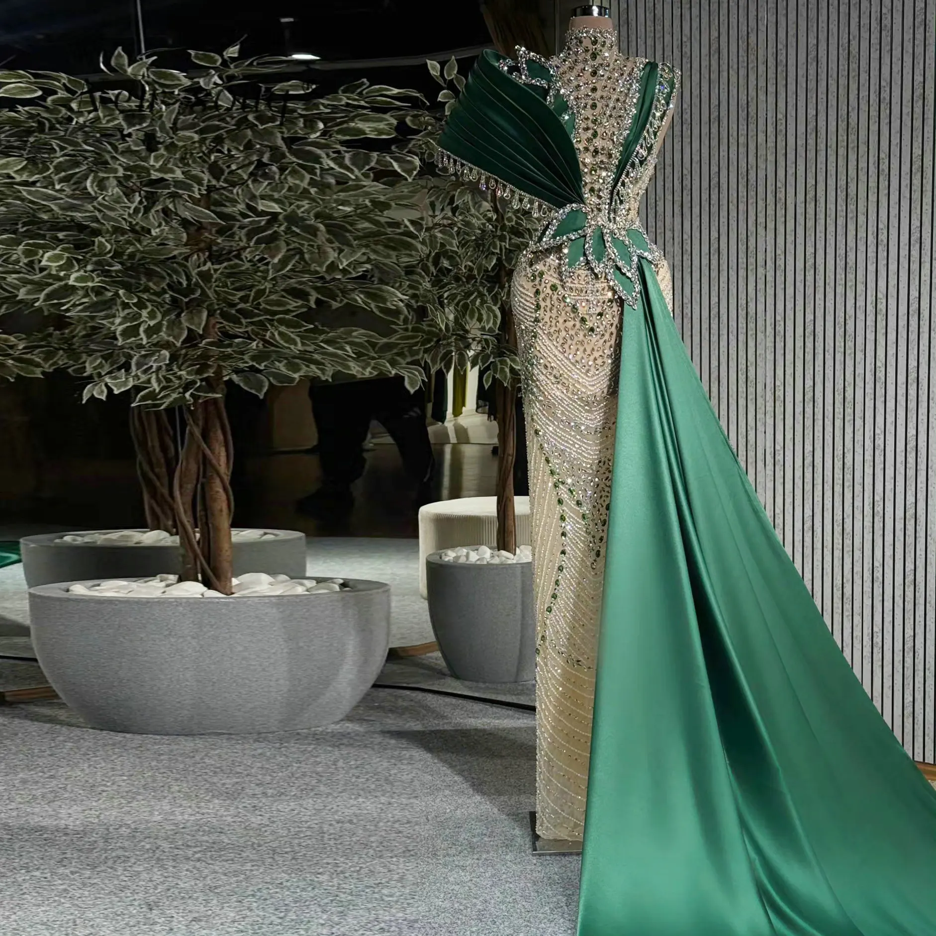 

Dubai Luxury Green Heavy Beading Evening Dresses with Side Train Customized High Neck Sparkle Wedding Pageant Events Gowns