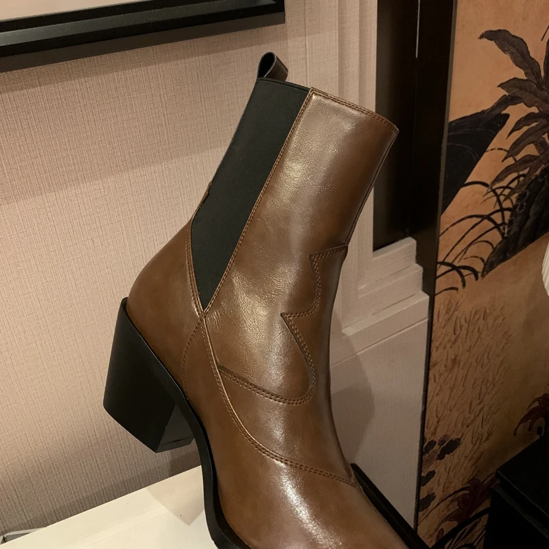 حذاء نسائي جديد من الجلد، جلد البقر، مقدمة معدنية، مقدمة مدببة، كعب سميك، كعب عالي، وساق، حذاء غربي قصير على الموضة