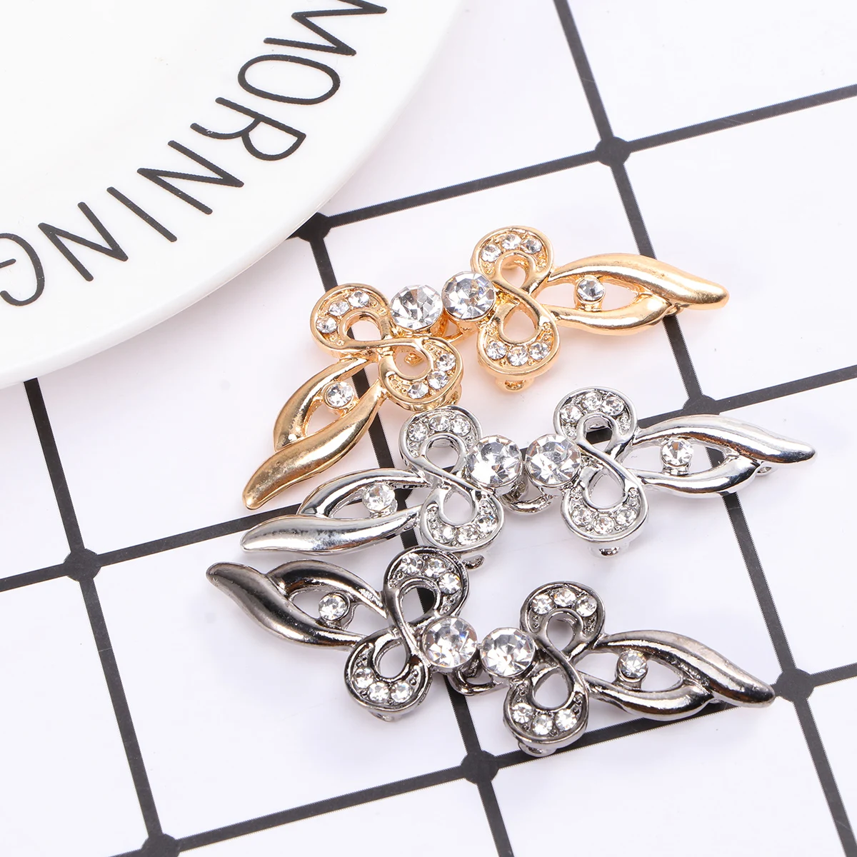 أزرار الزخرفية سبيكة الأزياء سترة كليب ل طوق شال سترة الملابس مشبك الاكسسوارات الحرفية الخياطة مفاهيم