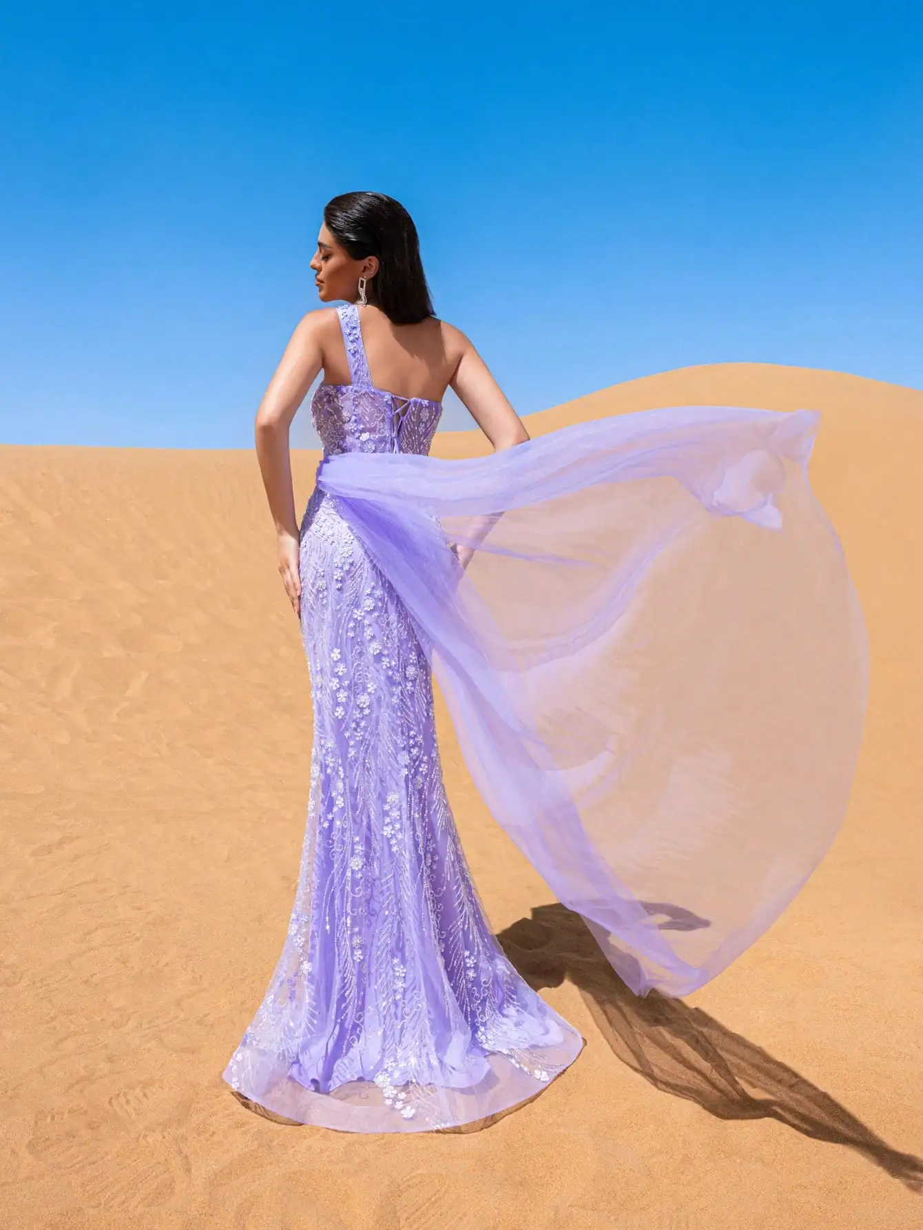 ゴージャスな非対称ネックライン花柄スパンコールビーズフォーマルドレス & イブニングドレス