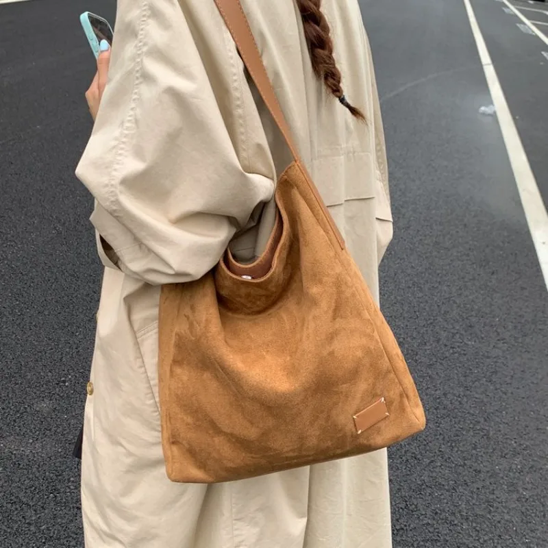 

Роскошная дизайнерская сумка-кроссбоди для женщин, модная вместительная сумка-тоут, элегантная кожаная сумка, незаменимый аксессуар.