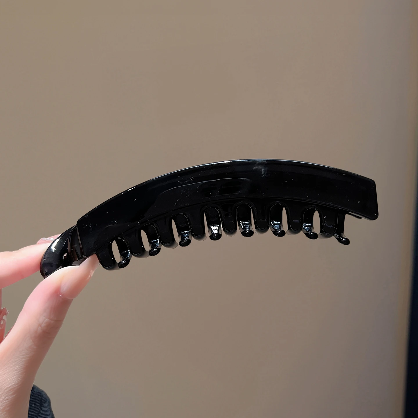 مشبك الموز 2025، حامل ذيل حصان عالي آمن، يتميز بمخلب قوي ومصمم بتصميم قديم لتصفيفات الشعر الأنيقة والمتينة.