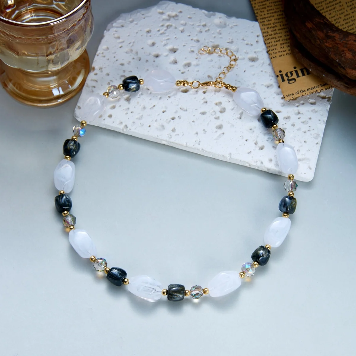 Französische Retro-Halskette mit sanften, farbenfrohen Kristallharzperlen für Damen und Herren, Hippie-Stil, unregelmäßige Perlen, Choker, Reiseschmuck – Detail 33