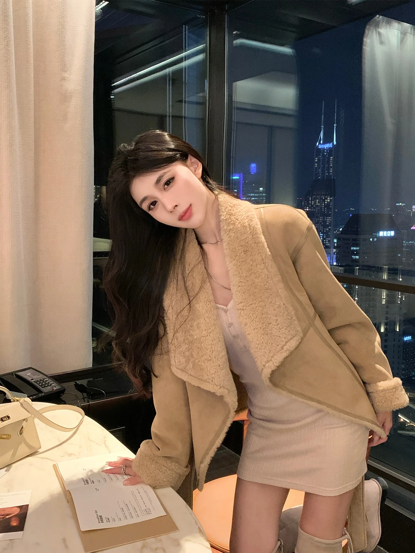 

Осенне-зимнее замшевое пальто с мехом ягненка, с интегрированным поясом, приталенное, с большим воротником, в стиле ретро, с воротником-стойкой, из полиэфирного волокна, женское