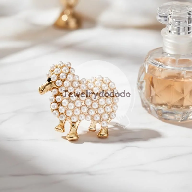 Faux Pearl Inlaid Sheep Shaped Brooch Cute Animal Themed Lapel Pin for Christmas Gift Daily Wear Girls Fashion Accessory