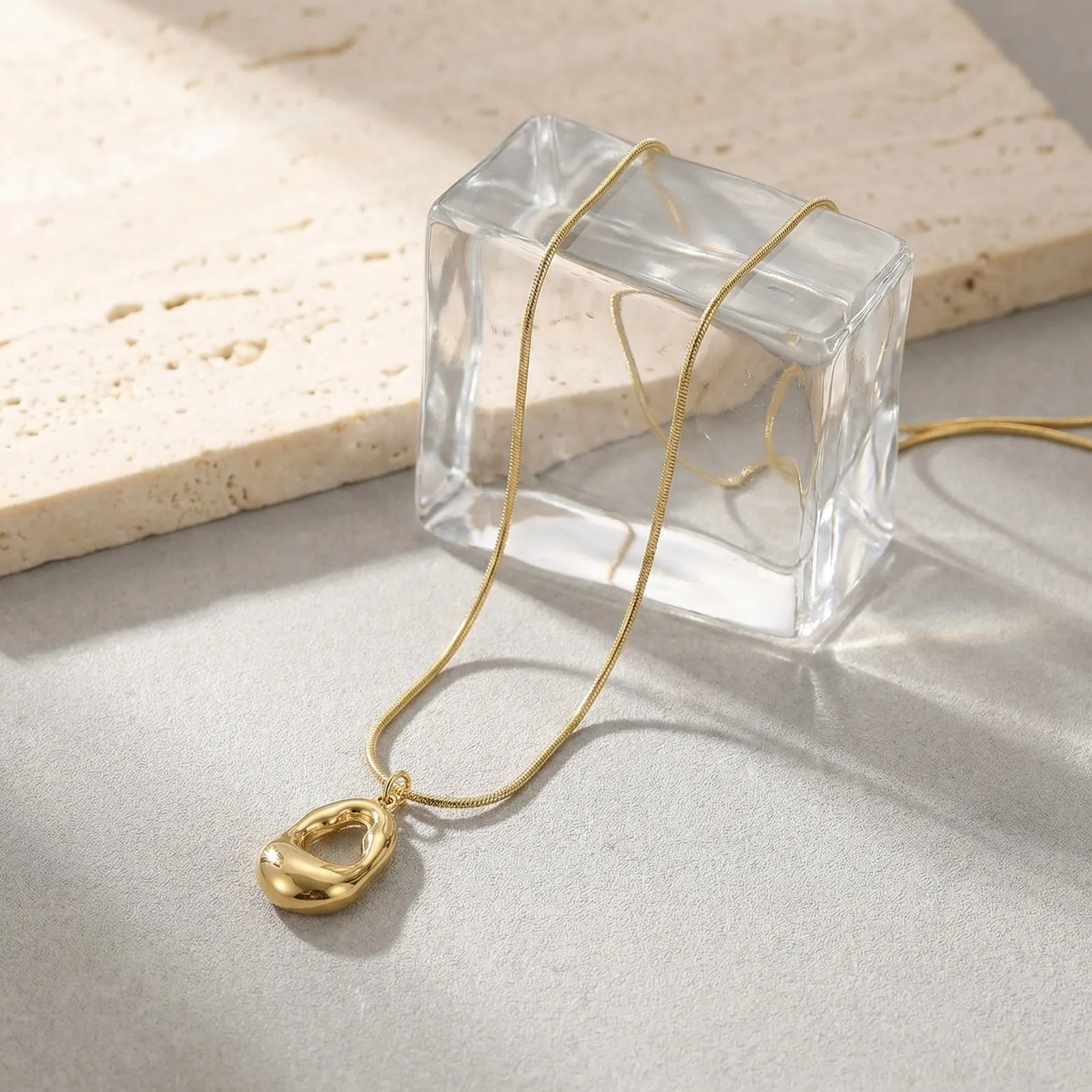 Modische Exquisite Hohle Unregelmäßige Wassertropfen-Anhänger Edelstahl-Halskette für Frauen Luxuriöser Wasserfester Schmuck für Party und Alltag – Detail 5