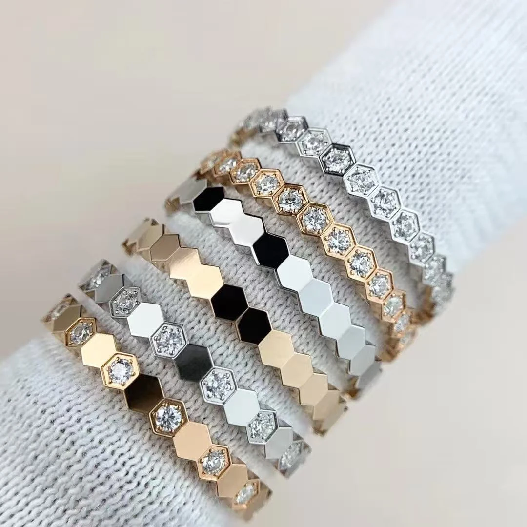 

Кольца из серебра 925 пробы с шестиугольным дизайном из серии Honeycomb для женщин, можно носить отдельно или в сочетании с обручальными кольцами с бриллиантами.