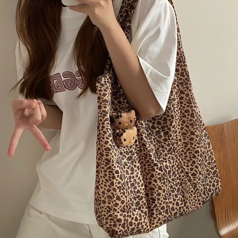 Bolsa de maquiagem de couro preto leopardo hello kitty para mulheres, grande capacidade, portátil, viagem, cuidados com a pele e cosméticos ﻿