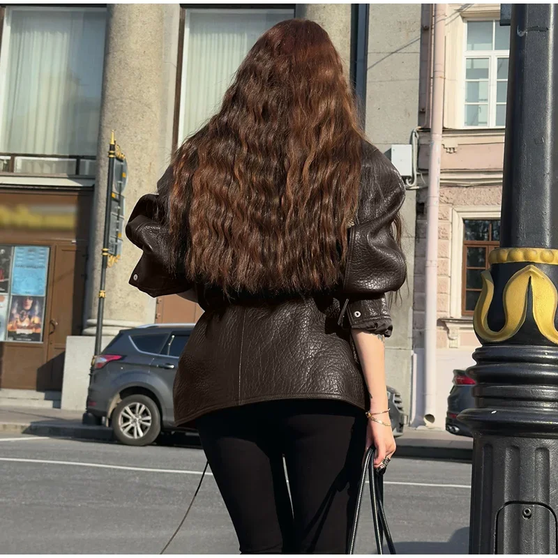 Jesienna kurtka damska z brązowej teksturowanej skóry PU, ze sznurkiem w pasie, wysokim kołnierzem, asymetrycznym zamkiem błyskawicznym i guzikami, oversize, streetwear.