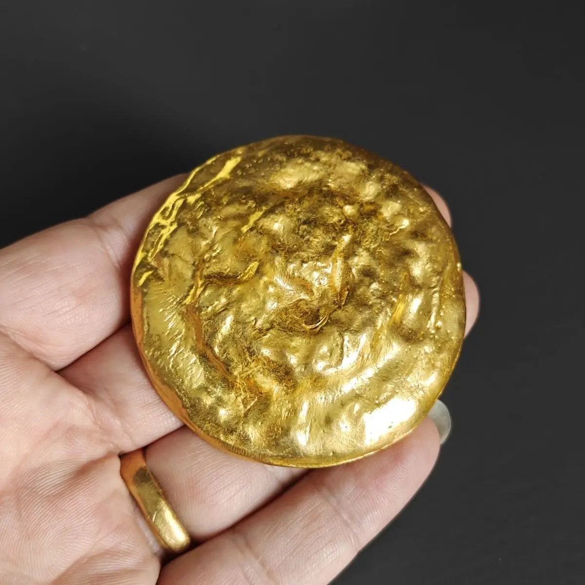 A piece unearthed in good condition weighs about 145 grams, has a diameter of 6 cm, and is colored inside and outside