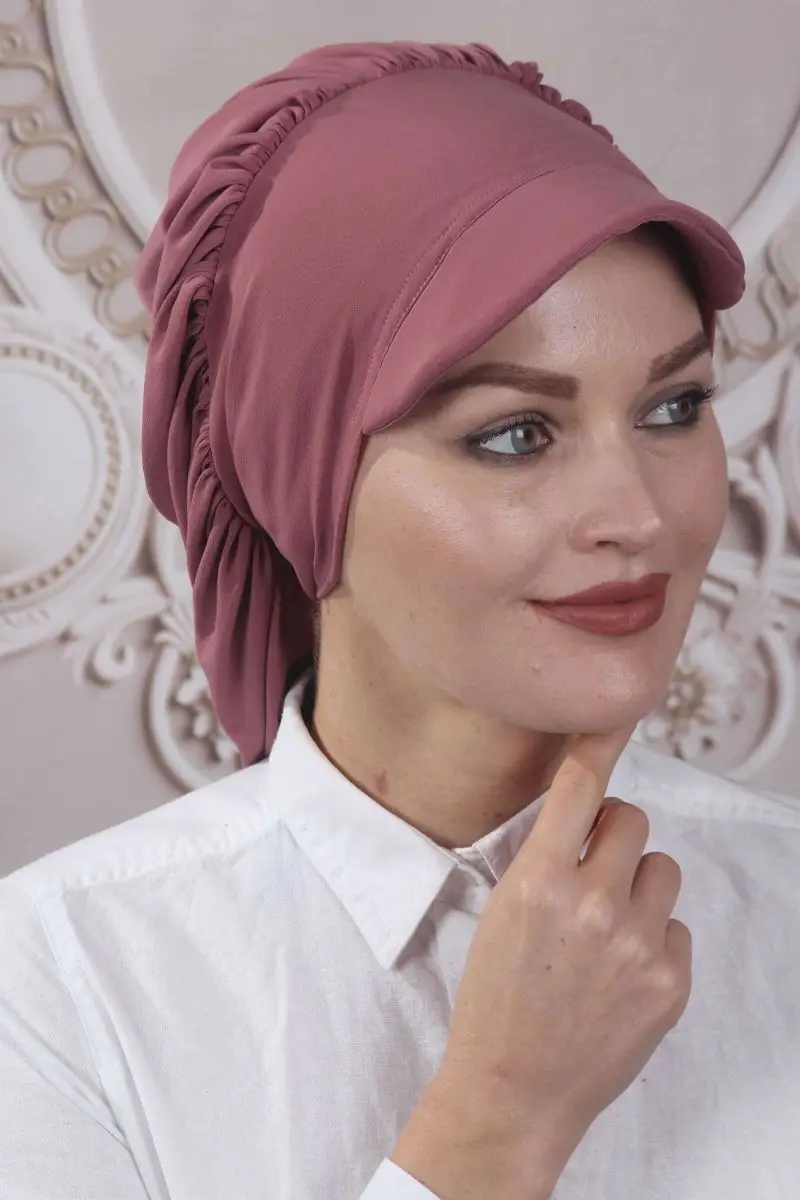 Sombrero drapeado con diseño de rosa