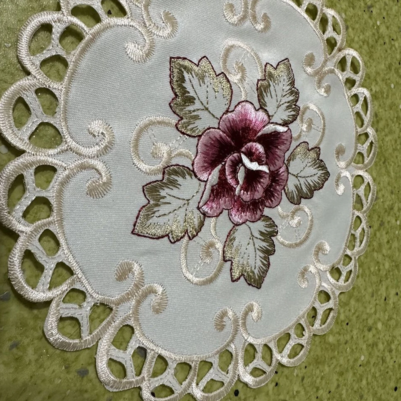 4pcs Round Embroidered Table Mats， Elegant Lace Placemats for Dining Table， Vintage Flower Tableware Decor， Washable for Wedding
