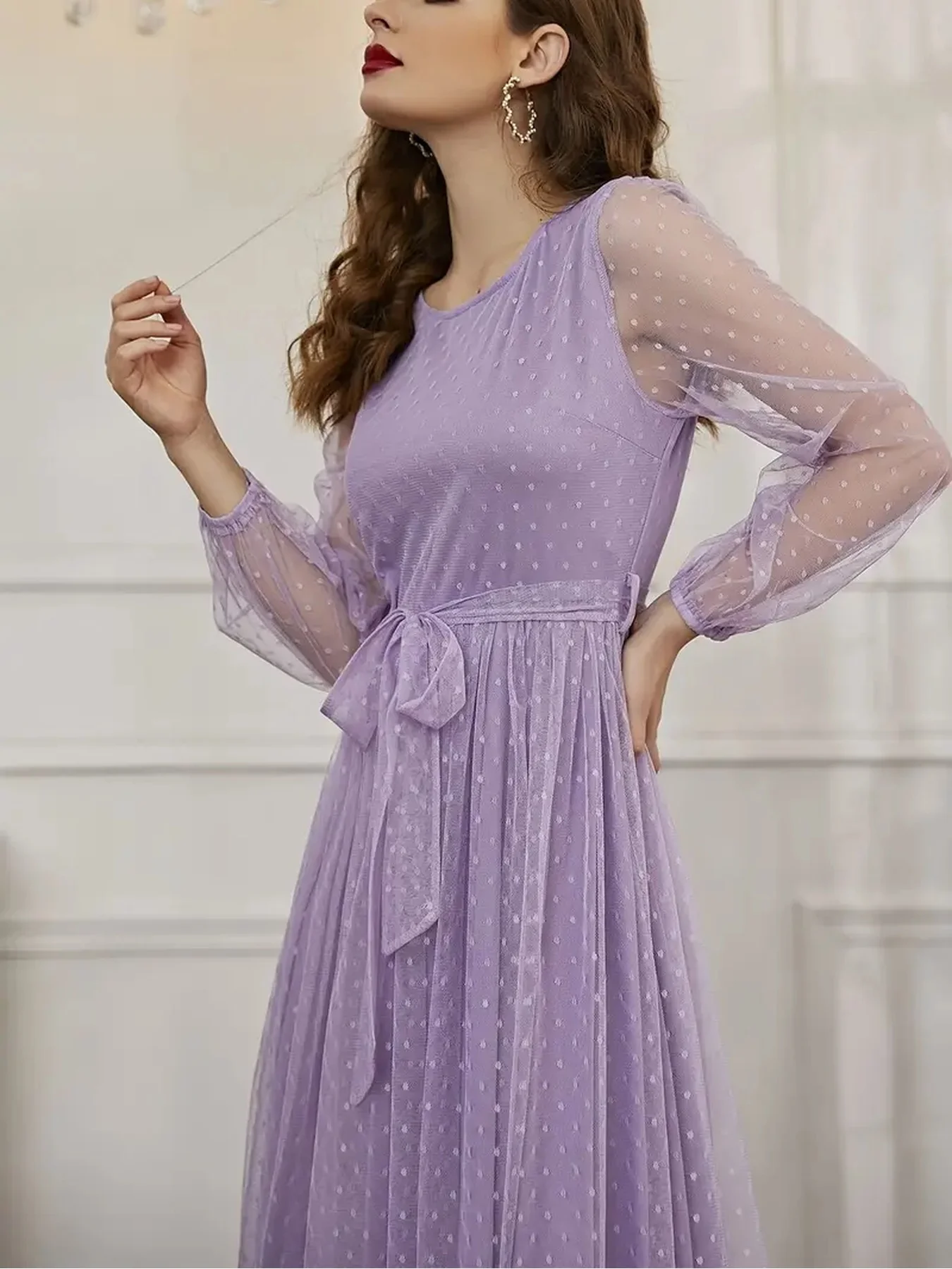 Damen Casual und Elegantes Halbtransparentes Langarm-Kleid mit Rundhalsausschnitt, Einfarbig, Hohe Taille und Durchsichtigem Gürtel – Detail 7