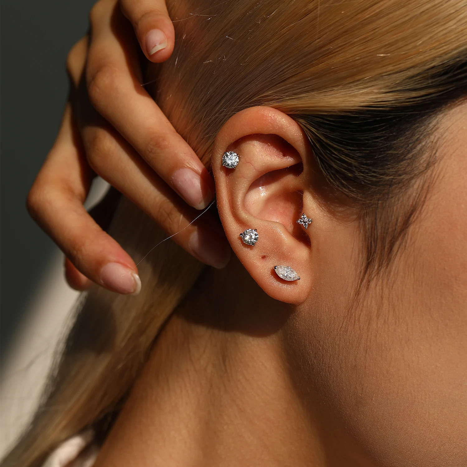 MODIAN Rhombus Moissanite Cartilage Studs 925 Sterling Sliver Sparkling Heart Screw Stud Earrings For Women And Men Fine Jewelry