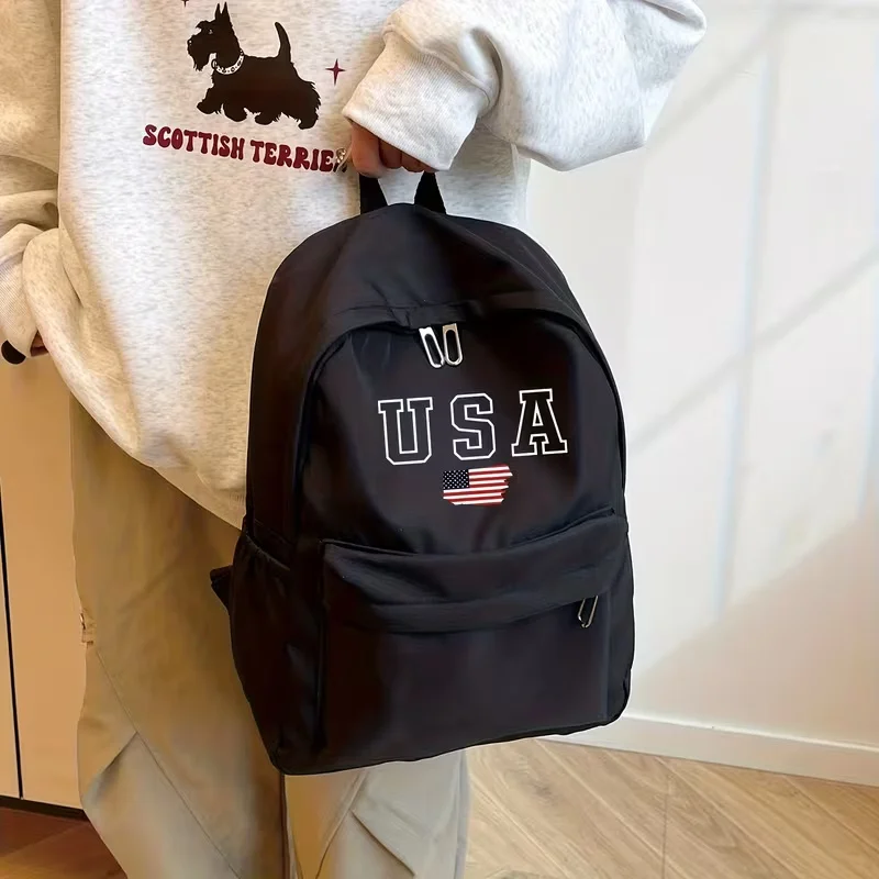 

Вместительный, повседневный и универсальный рюкзак, идеально подходящий для школьного сезона, украшенный простым американским логотипом.