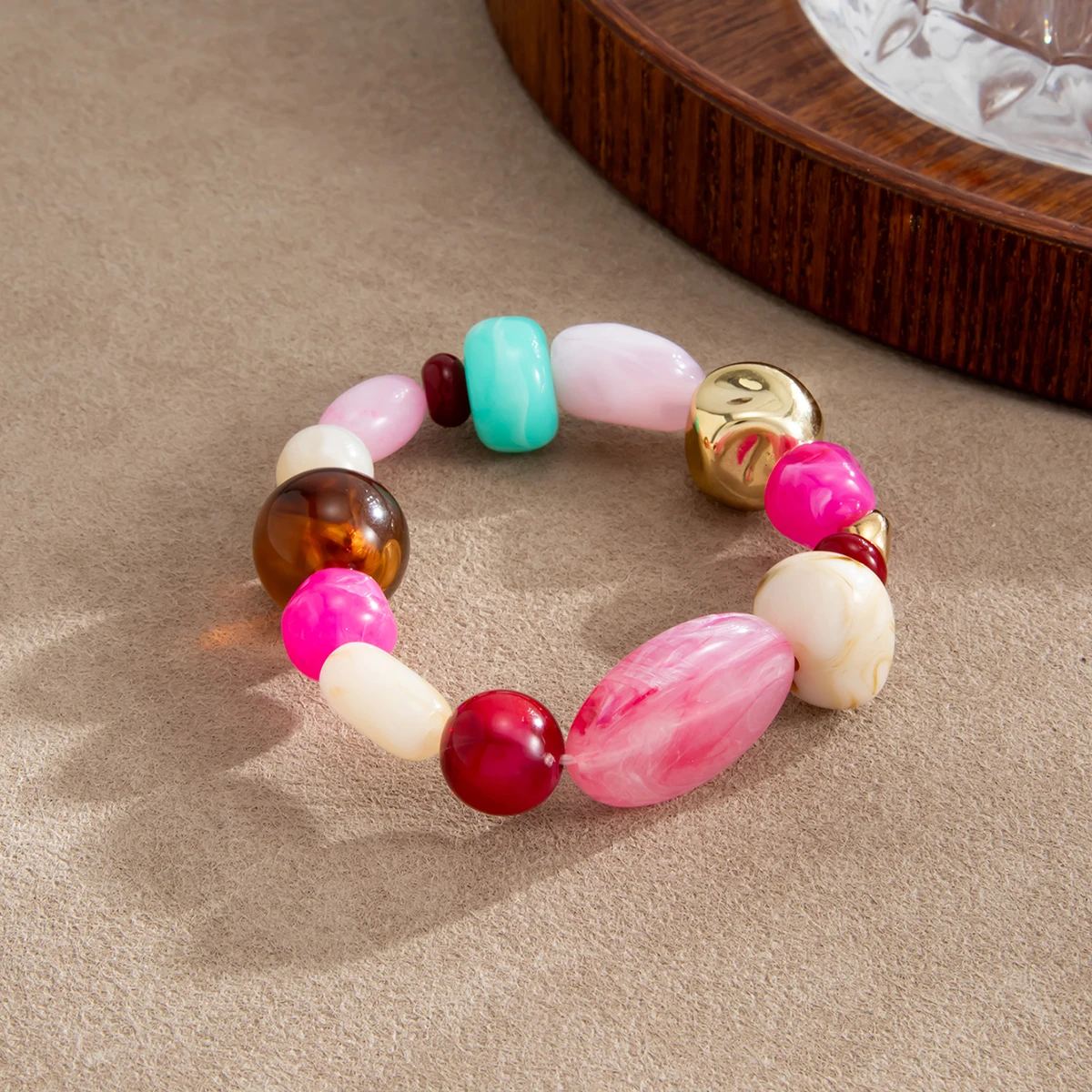 Ingemark Elegantes, farbenfrohes Armband aus Acrylharz mit Perlen für Damen, süßes, trendiges, elastisches Charm-Armband, Y2K-Schmuckaccessoires – Detail 7
