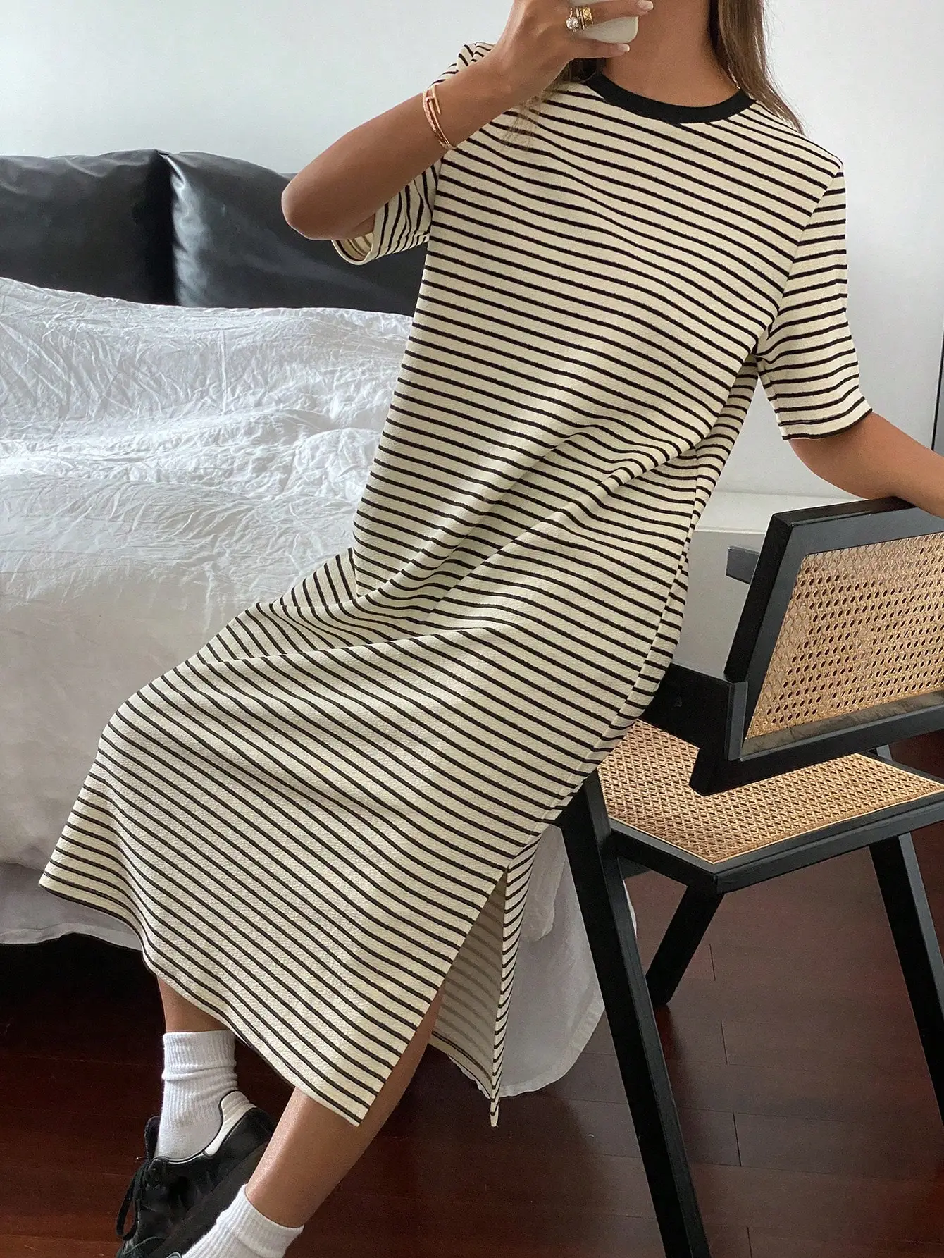 JHJN 2025 夏脂肪 Mm 女性の大きいルーズ Tシャツスカートデザインセンスクールでかわいい黒と白のストライプのドレスの女性