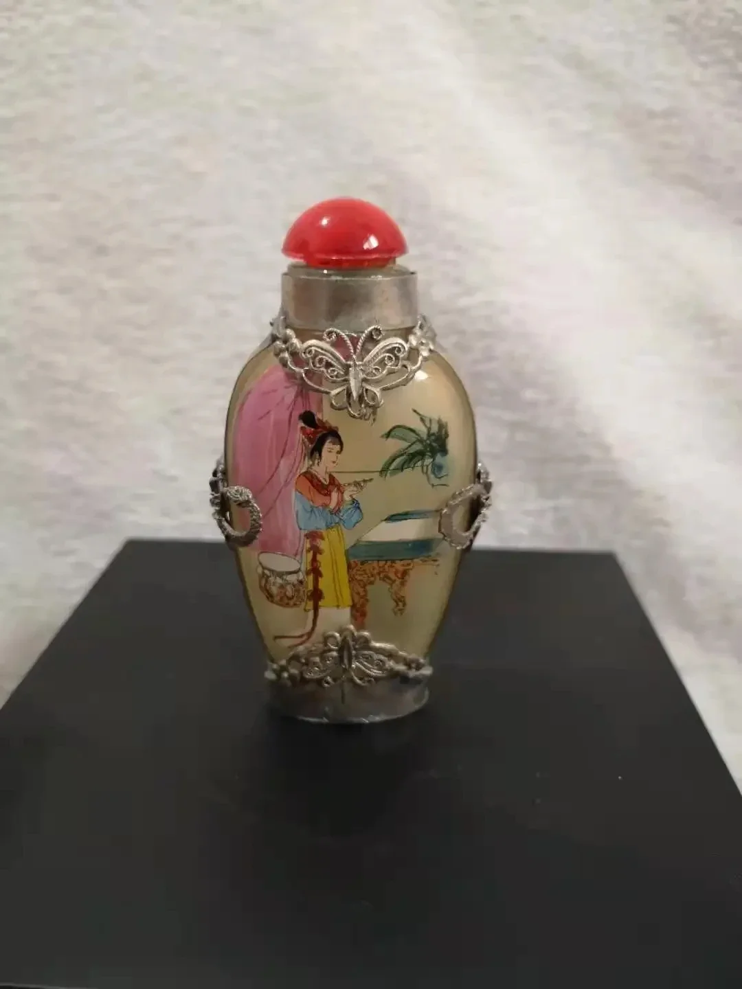 Exquisite ancient Chinese painting glass snuff bottle， Deliver one at random glass bottle