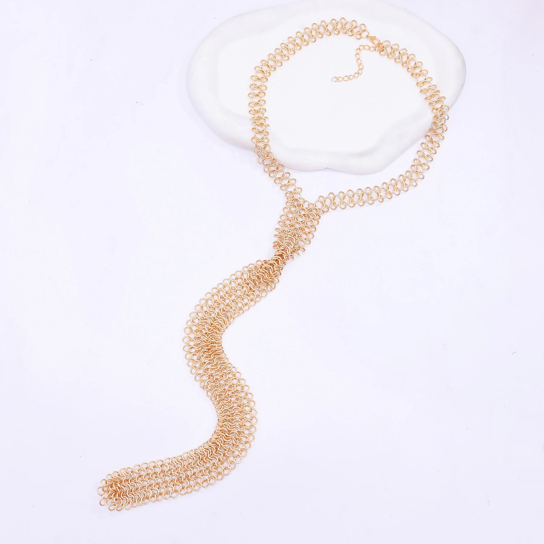 Niche fashion design long hollow chain tie necklace high-end simple style catwalk music festival trend accessories