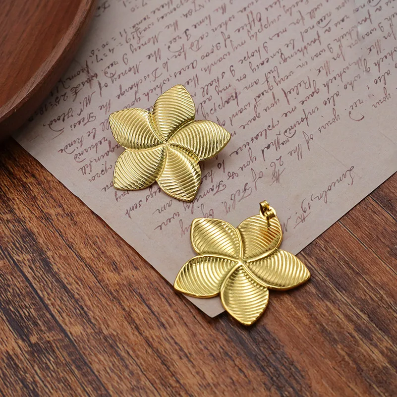 

Retro personality exaggerated petal earrings girl irregular popular jewelry design sense earrings stud earrings