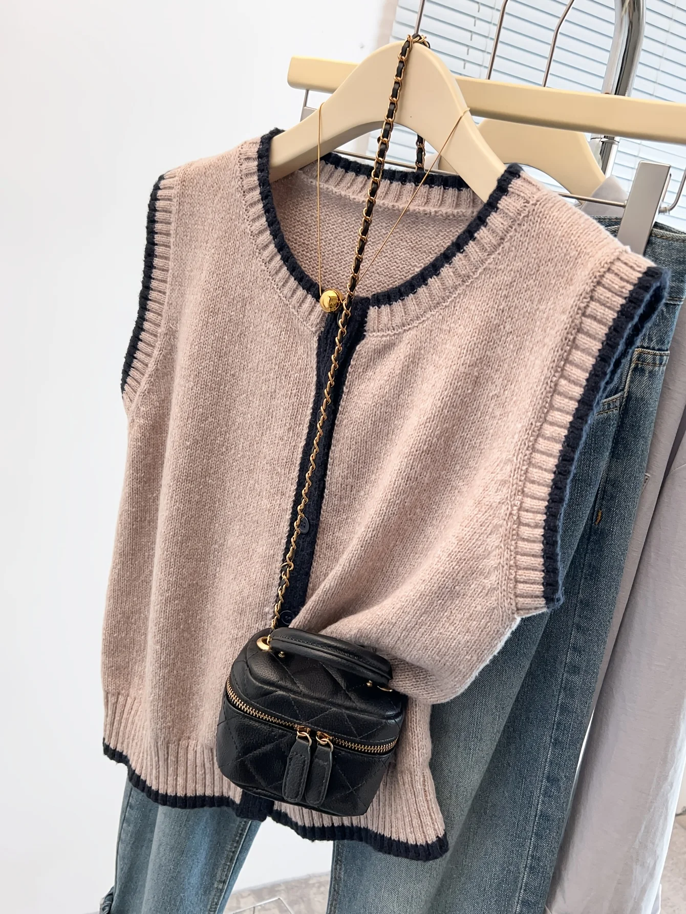 

Spring Autumn Round Neck Buttoned Knitted Vest, Casual Elegant Contrast Trim Knit Vest, Fashionable Women's Top