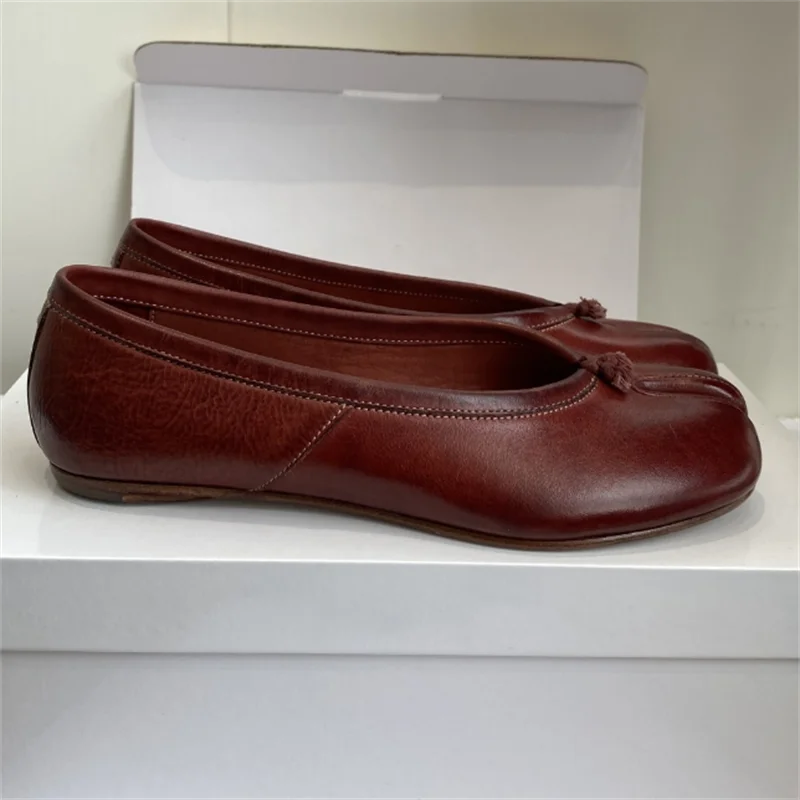 

The new ballerina split-toe silhouette flats are made of soft smooth calf leather, leather lining and leather sole to create a n