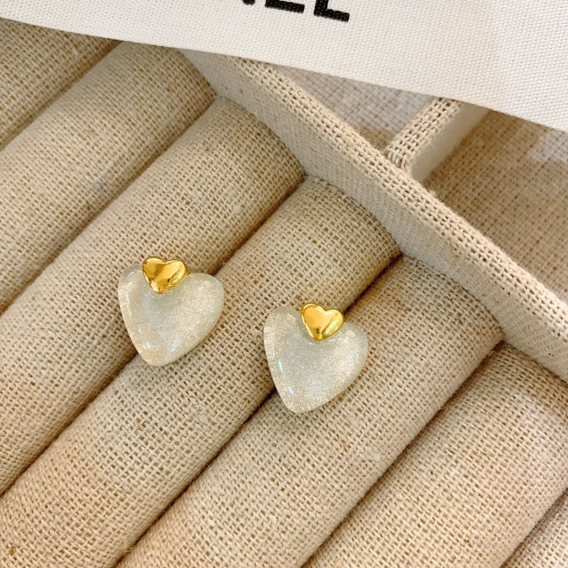 Korean Fashion Transparent Love Heart Stud Earrings Shining Coffee White Resin Ear Stud for Women Female Party Wearing Daily INS