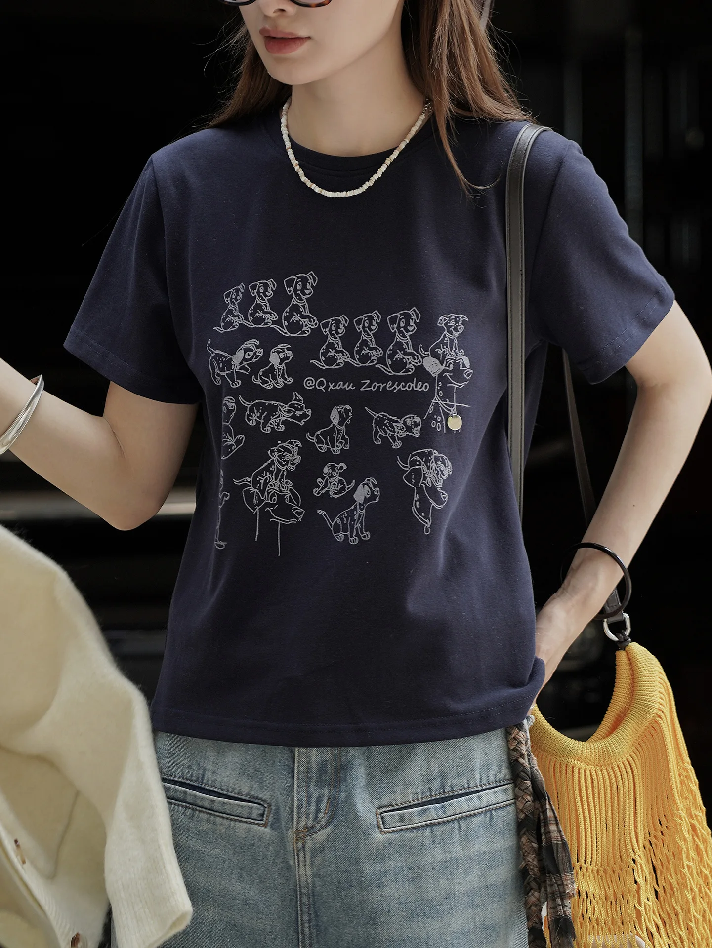 T-shirt a maniche corte stampata con cucciolo alla moda, top vivace e che riduce l'età, comodo e delicato sulla pelle per le donne