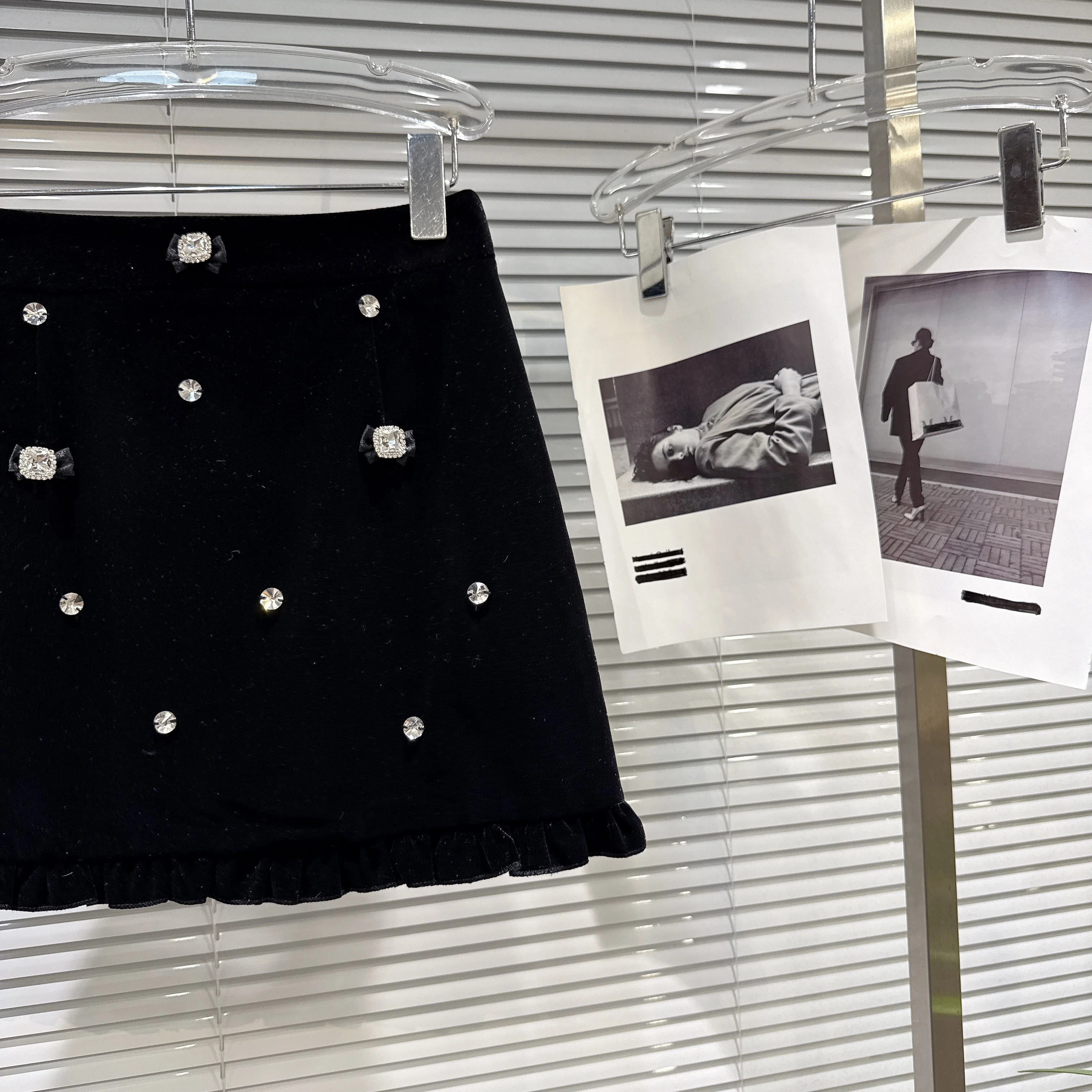 Rok Mini Beludru Hitam Serbaguna Model A-line Slim Fit Pinggang Tinggi Berhias Berlian Gaya Sosialita Prancis Elegan untuk Wanita