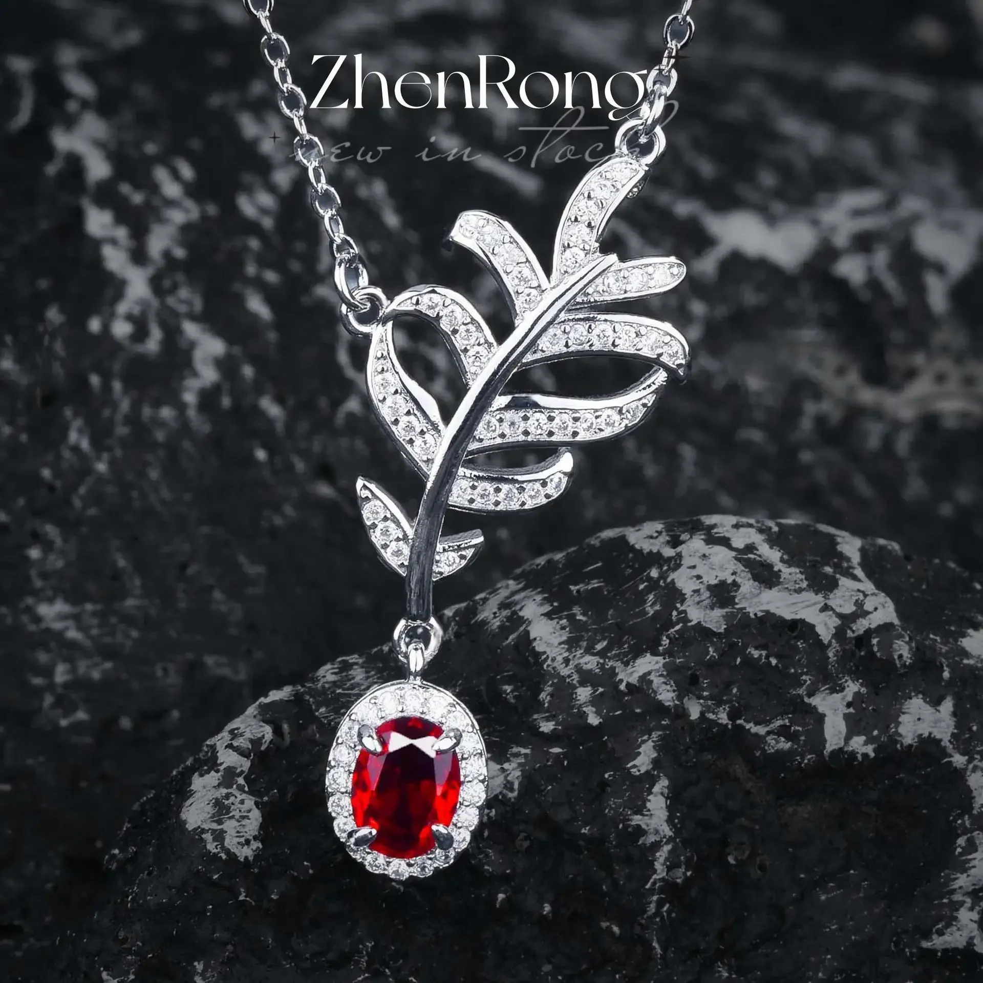 Neue Halskette aus S925 Sterlingsilber mit Taubenblut-Rubin und Blattmotiven, schicker, zierlicher Schmuck für den Alltag und besondere Anlässe. – Detail 3
