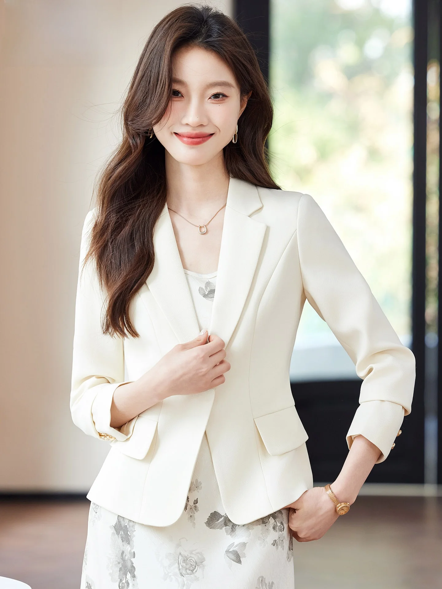 

Пиджак укороченного кроя в повседневном стиле бежевого цвета для женщин: модный приталенный дизайн с пуговицами и длинными рукавами