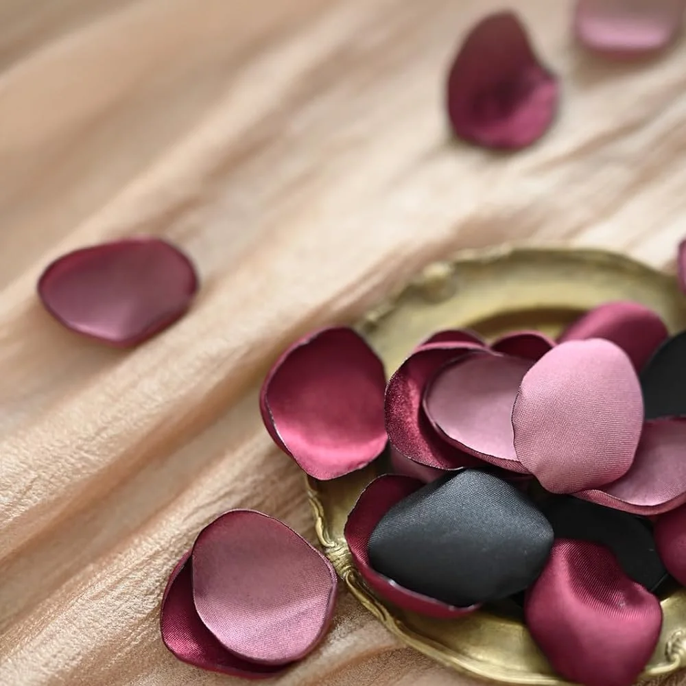 100 ชิ้น Burgundy Silk Petals, กลีบกุหลาบประดิษฐ์สําหรับตกแต่งวันวาเลนไทน์, สาวกระจัดกระจายกลีบ, DIY งานแต่งงาน/ตกแต่งบ้าน