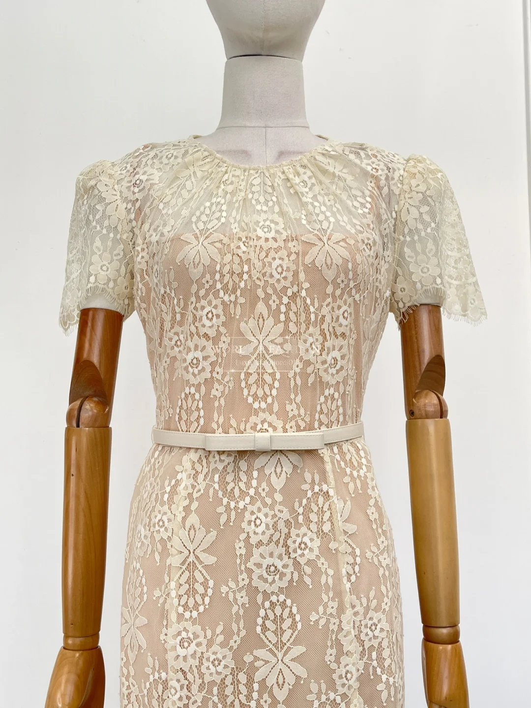 Weißes, kurzärmliges Midikleid mit Perlen und Diamanten und Spitze