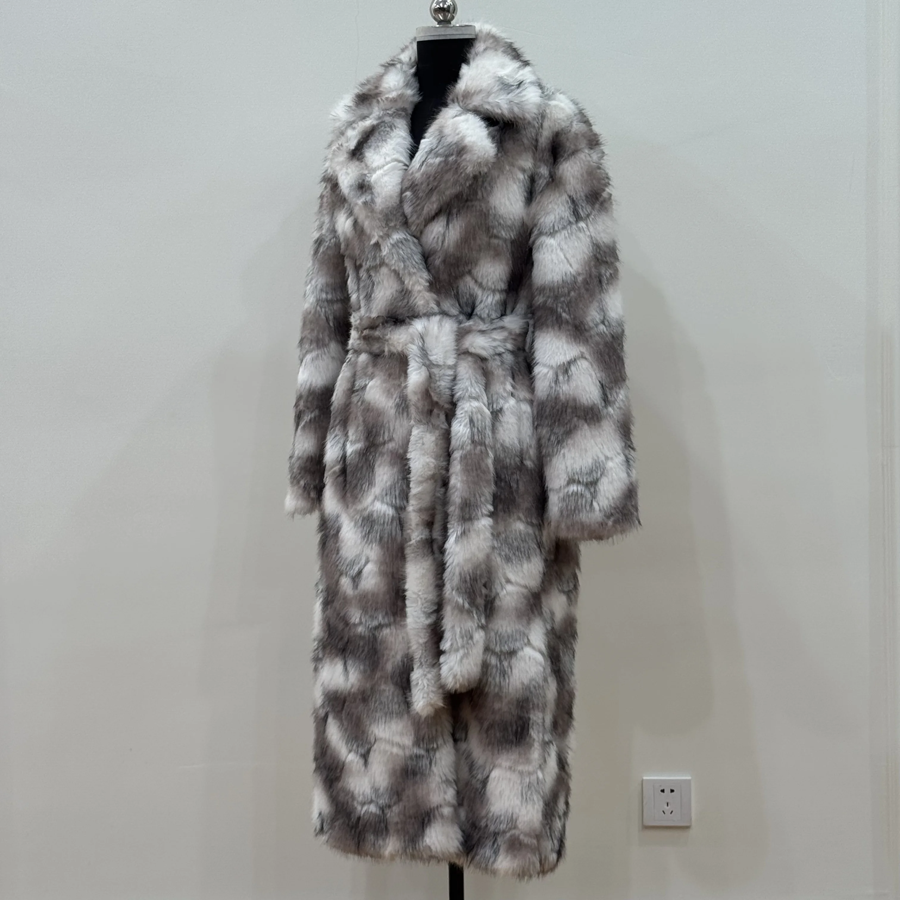 Ausverkauf. „Style Focus“ Lässiger langer, warmer Kunstfuchspelzmantel für junge Frauen, locker taillierter Winterpelzmantel