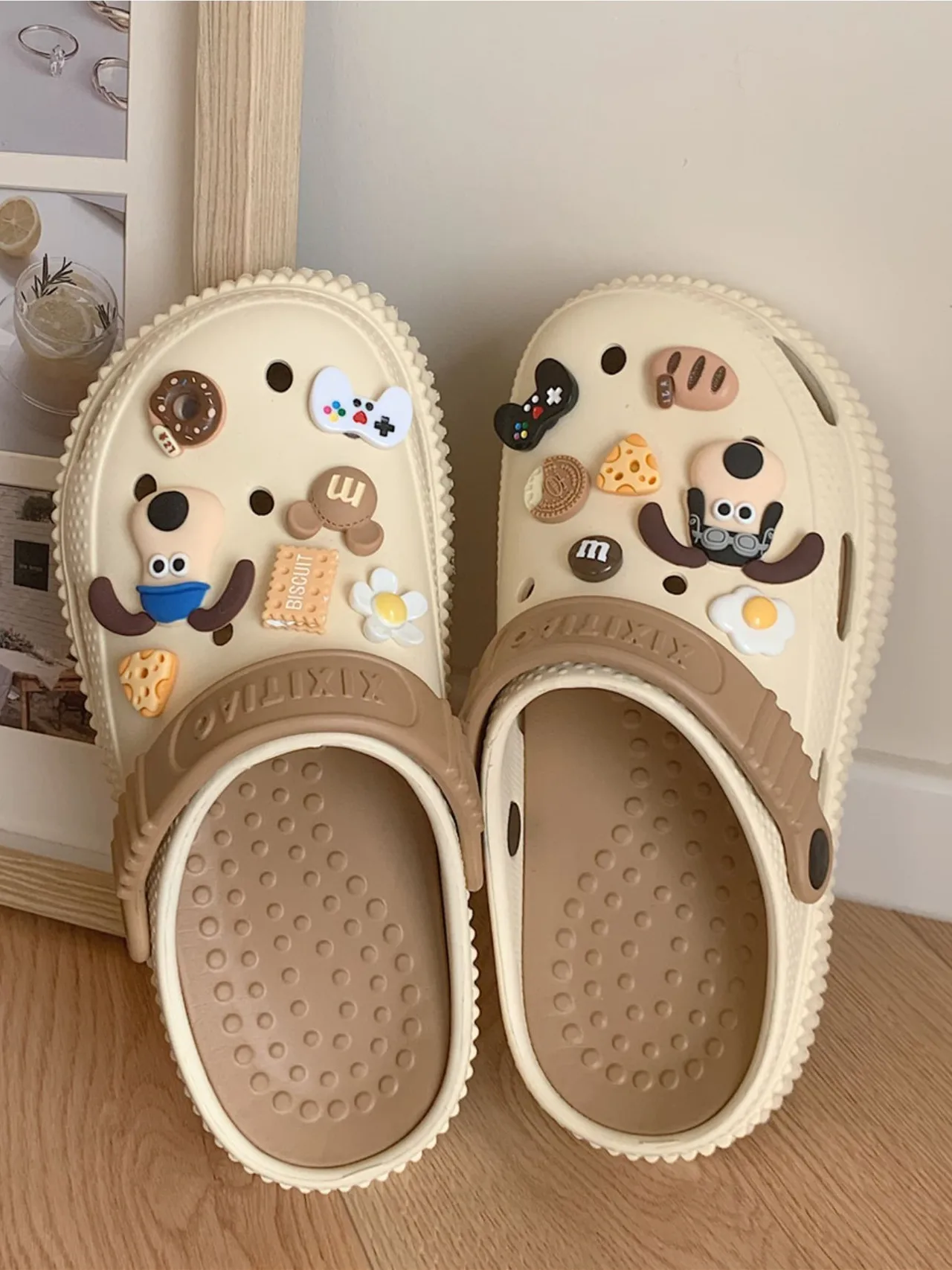 Uroczy pies z kreskówki dziura DIY buty ogrodowe odzież damska EVA gruba podeszwa mężczyzna z pantoflem buty na plażę w letnie klapki dla par