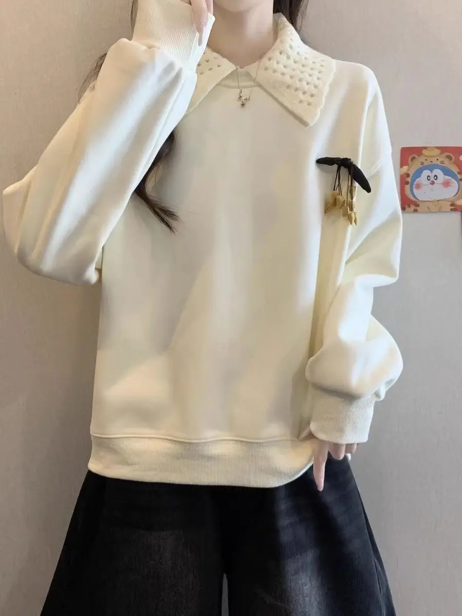 سترة نسائية مبطنة مطرزة بمقاسات كبيرة مع ياقة بيبي دول، تصميم نحيف يغطي الكتفين، مناسبة لجميع المواسم