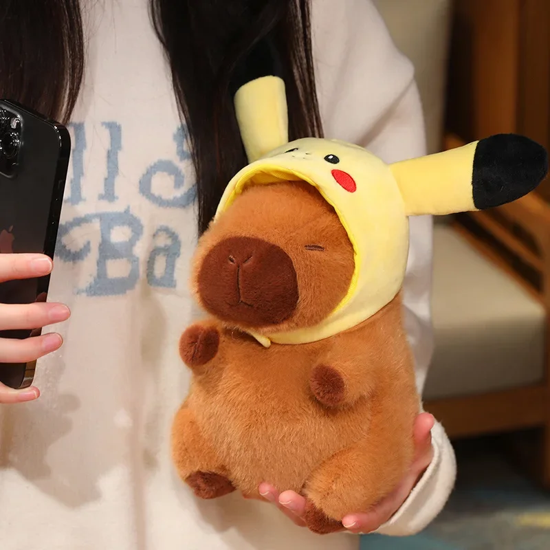 Precioso capibara con sombrero de Pikachu, sombrero de gato Lucifer de punto, juguete de peluche, animales de peluche creativos, muñeco de capibara, bolso para niña, regalos colgantes