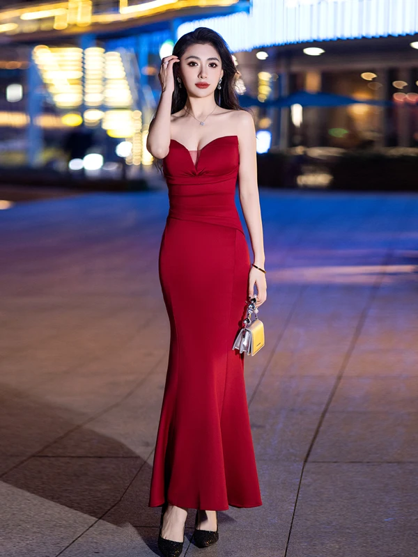 

Красное вечернее платье с открытыми плечами, сексуальное, с изящным дизайном, из трикотажной ткани, без рукавов, с V-образным вырезом, длиной в пол.