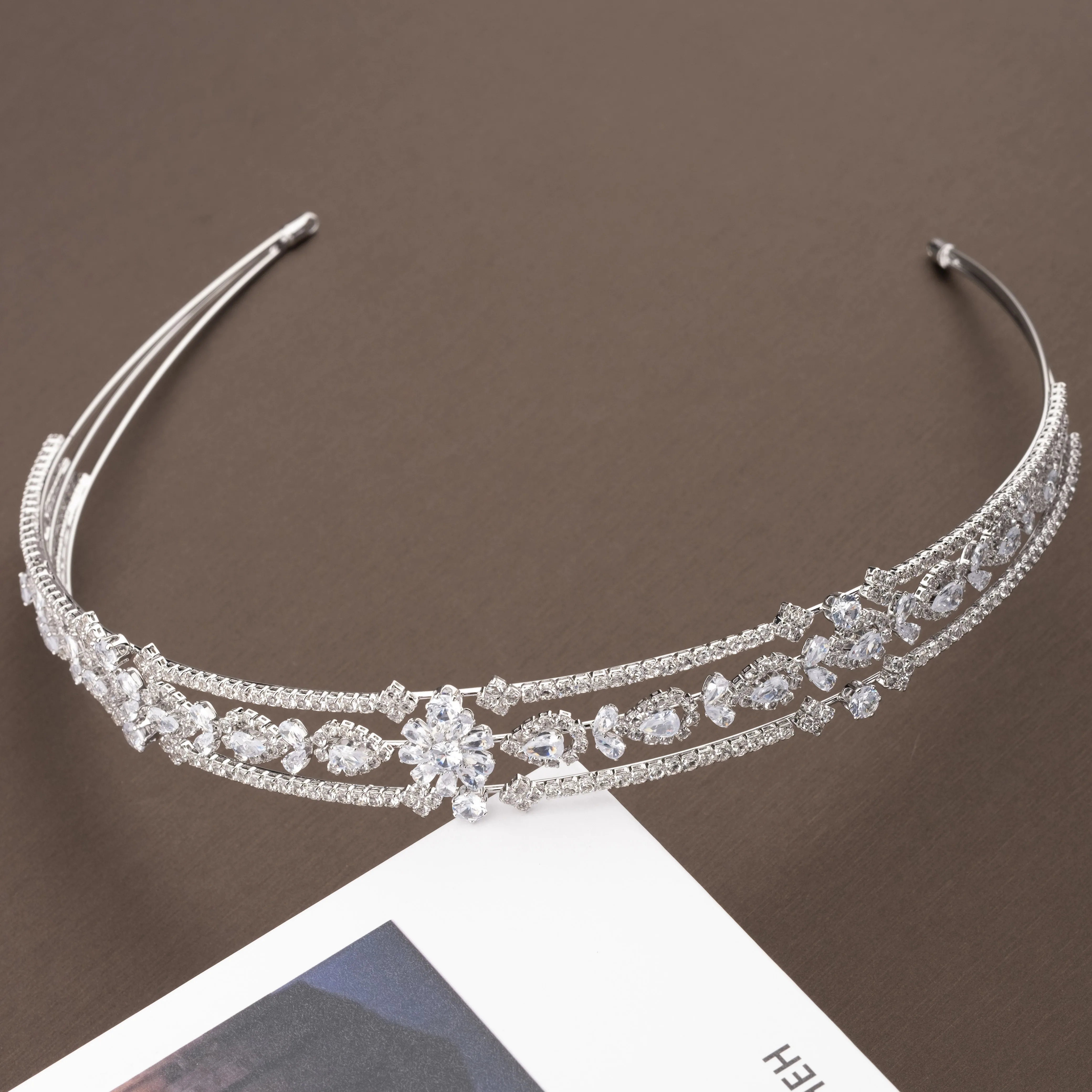 1 piece of luxurious and elegant headband with sparkling cubic zirconia flower cluster design, suitable for women to wear at weddings and banquets
