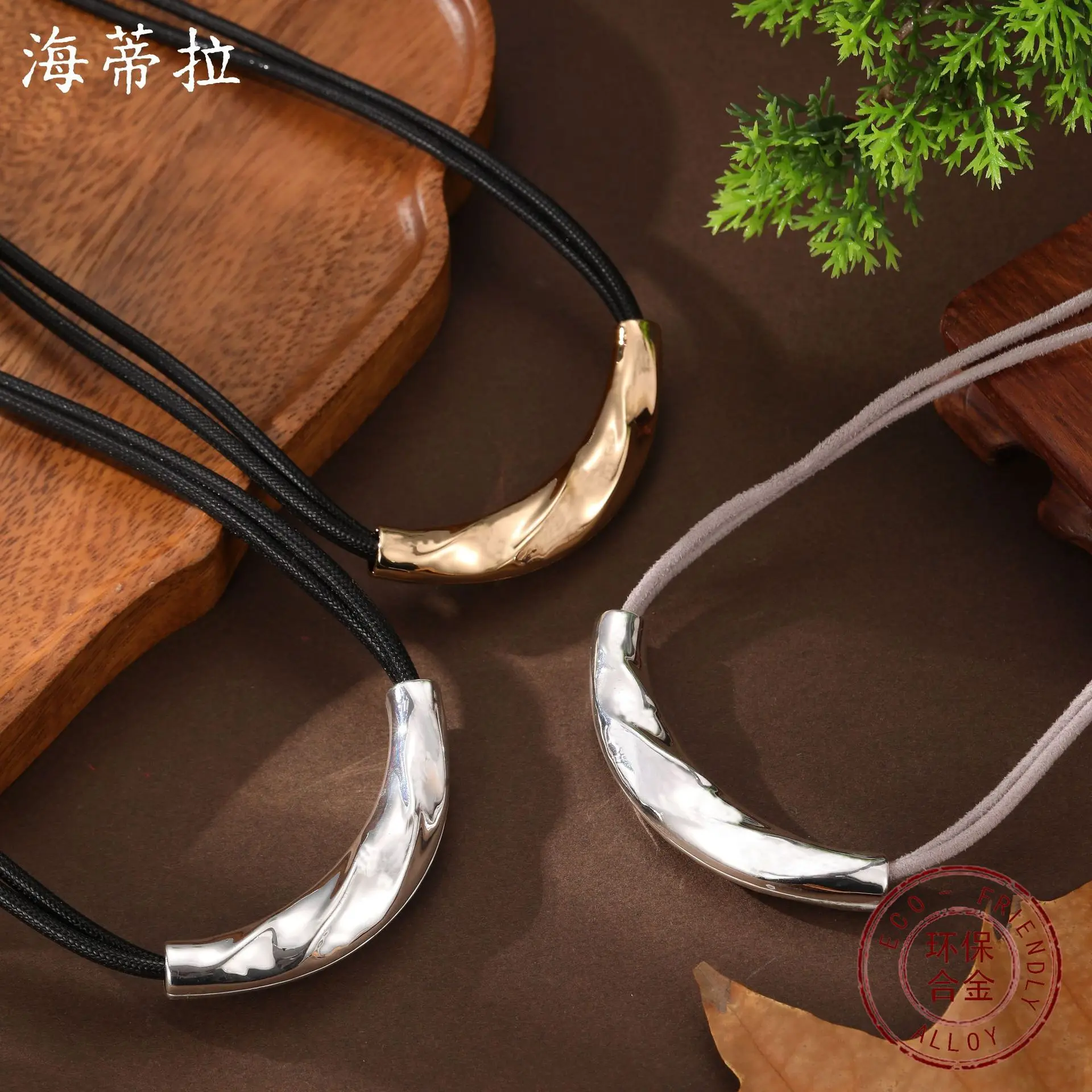 New smooth irregular crescent moon leather rope necklace, women's retro high-end crescent neck necklace