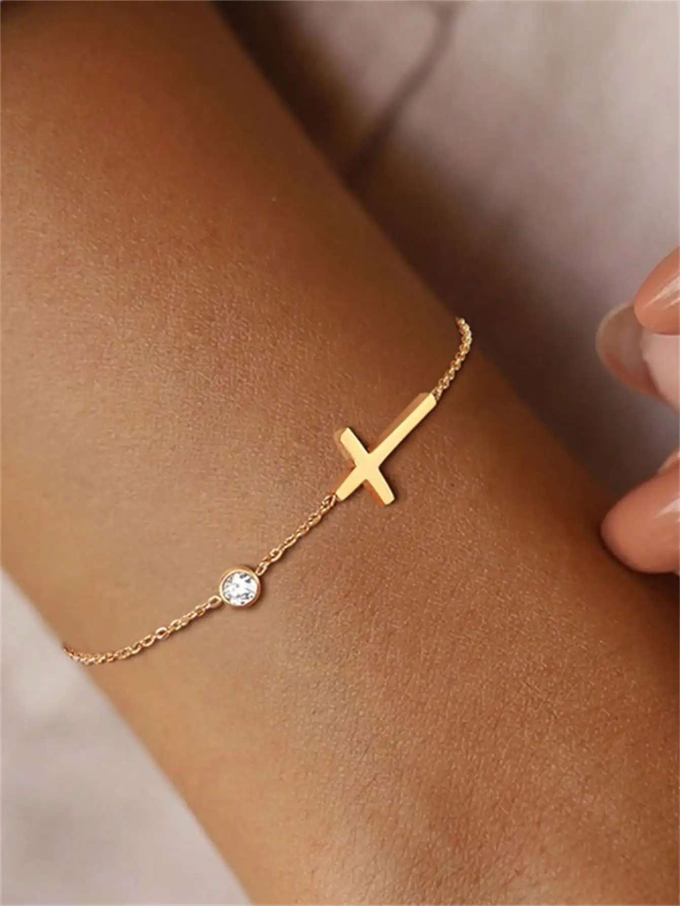 

1 Pc Stainless Steel Cross Charm Bracelet With Sparkling Diamonds, An Expression Of Faith And Fashion For Women'S Daily Wear