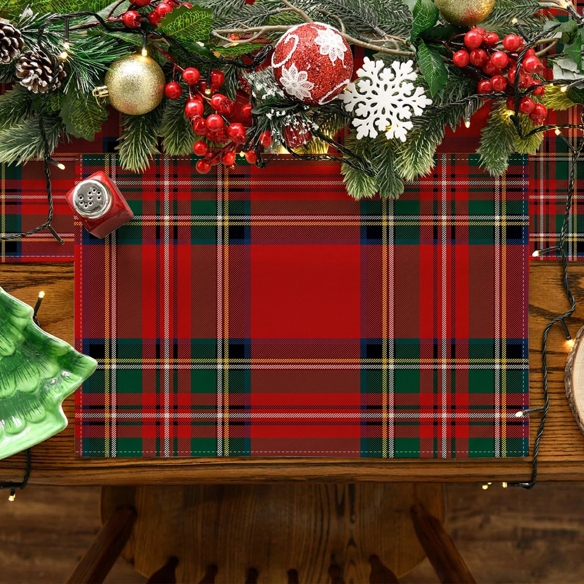 4/5/7Pcs Christmas Table Runner & Placemats Set, Tartan Plaid Heat‑Resistant Table Decor for Xmas Home Dining Table Decoration