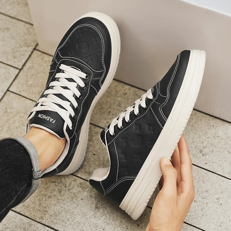 أحذية رياضية صيفية جديدة للطلاب قابلة للتنفس لعام 2025 هي أحذية رياضية بيضاء مضادة للانزلاق وعصرية ومتعددة الاستخدامات وغير رسمية