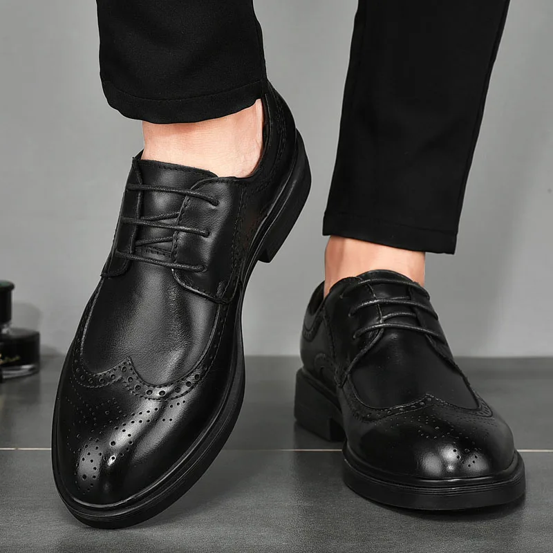 Fashion Brand Men Round Headed Banquet Business Casual Leather Shoes High Quality Comfortable Footrest Bloch Carved Leather Shoe